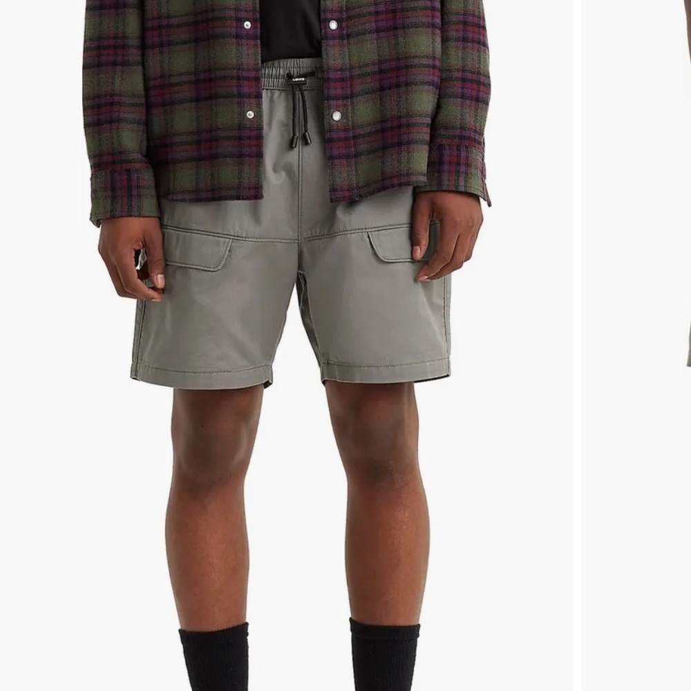 Levi’s trail cargo short NWT